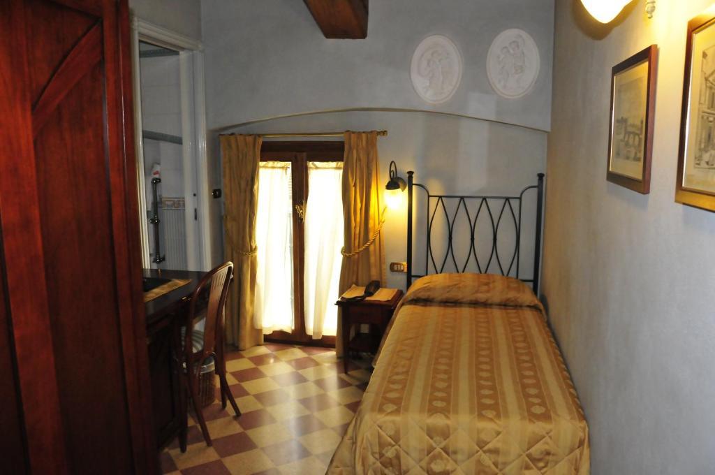 Hotel Della Robbia Florenz Zimmer foto